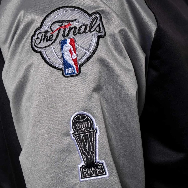 chaqueta-mitchellness-nba-hall-of-fame-nn-satin-jacket-spurs-tony-parker-black-grey-5