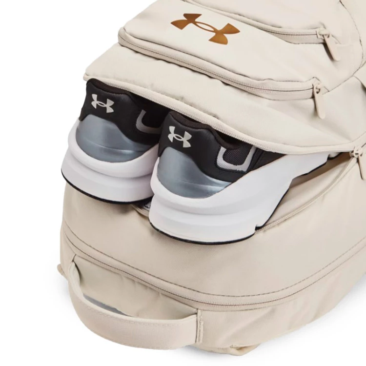 mochila-under-armour-hustle-6.0-pro-summit-white-metallic-gold-4