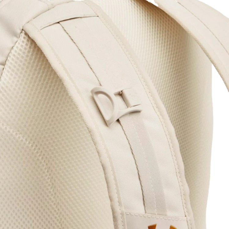 mochila-under-armour-hustle-6.0-pro-summit-white-metallic-gold-5