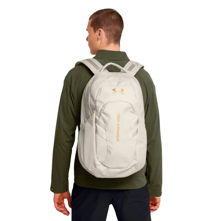 mochila-under-armour-hustle-6.0-pro-summit-white-metallic-gold-8