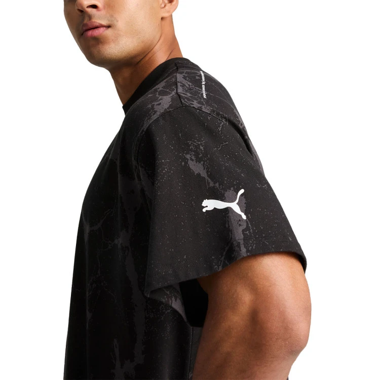 camiseta-puma-hoops-x-lafrance-written-in-chrome-marble-black-flat-medium-gray-aop-3